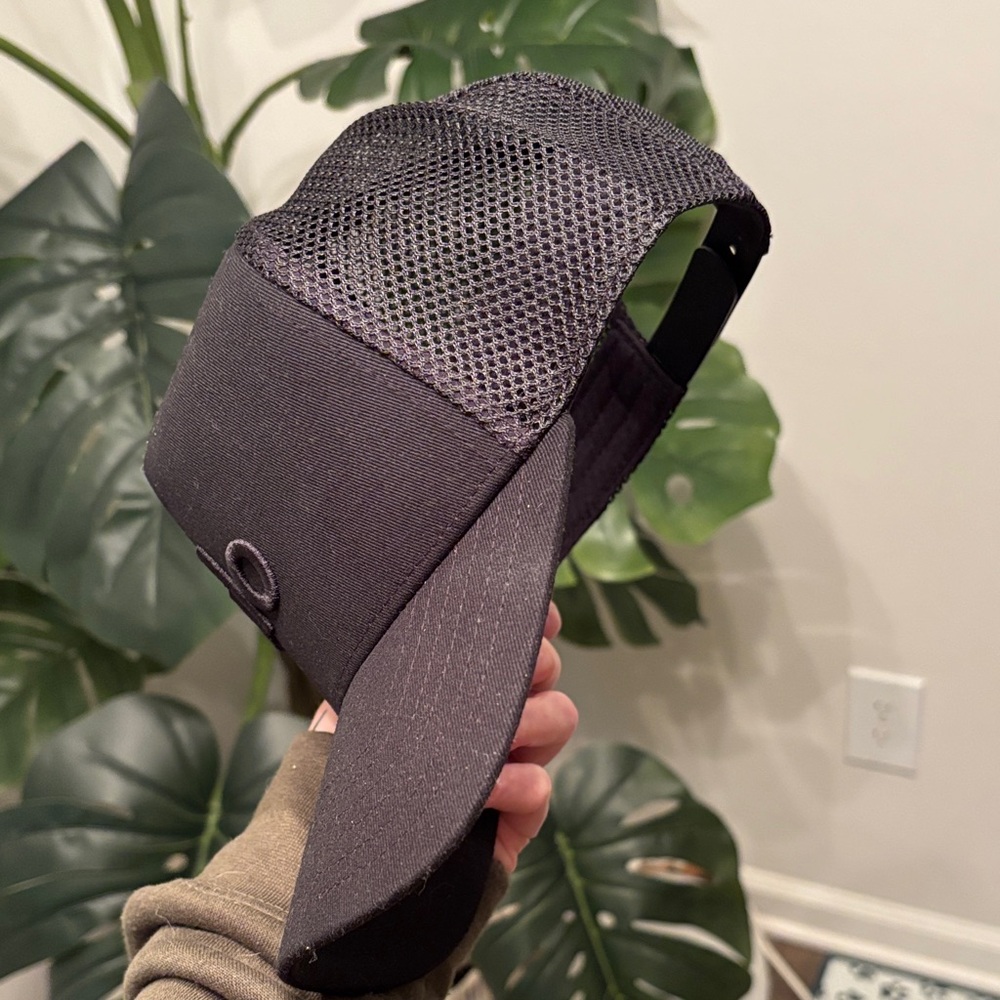 ALO Yoga Black Trucker Hat - Picture 4 of 5